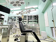 完全に無菌できる気圧のコントロールを完備した脳外科手術でも対応できるレベルの手術室。気密の窓もあり明るいです。